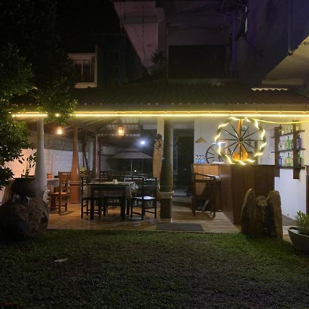 Bed and Breakfast Ceylon Surf Guest&Restaurant à Weligama Extérieur photo
