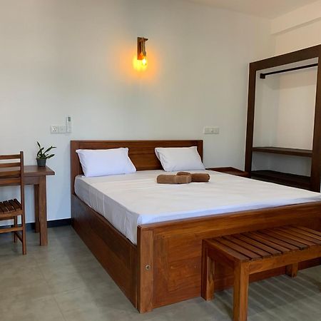 Bed and Breakfast Ceylon Surf Guest&Restaurant à Weligama Extérieur photo