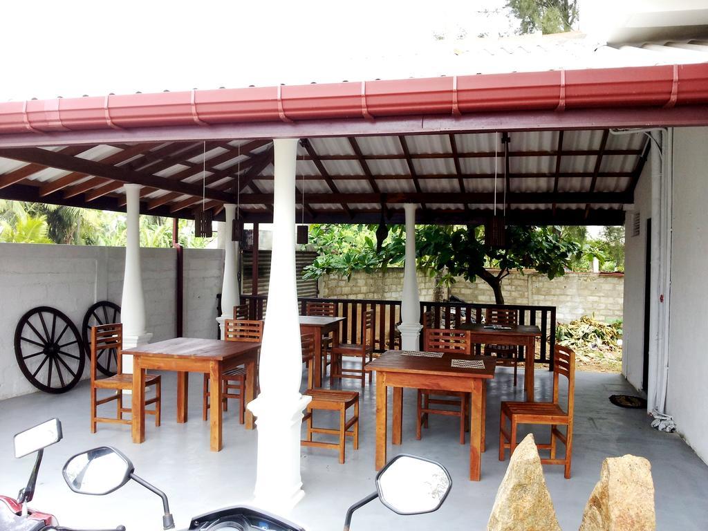 Bed and Breakfast Ceylon Surf Guest&Restaurant à Weligama Extérieur photo