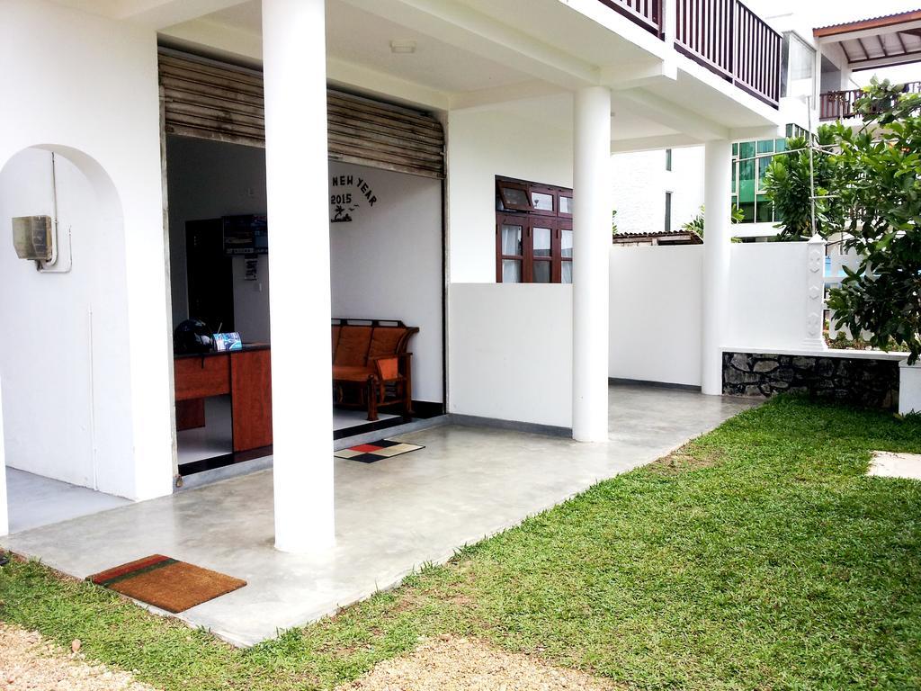 Bed and Breakfast Ceylon Surf Guest&Restaurant à Weligama Extérieur photo