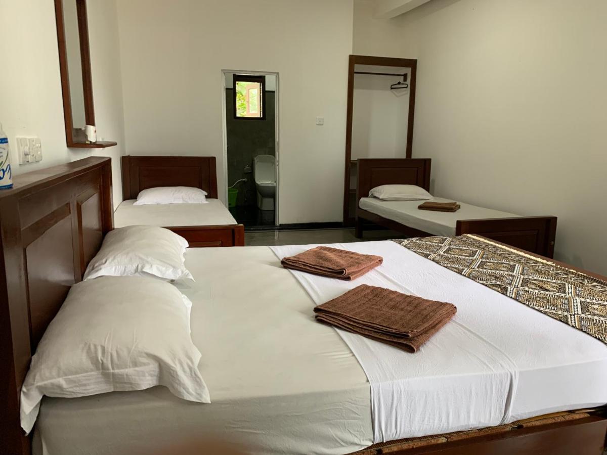 Bed and Breakfast Ceylon Surf Guest&Restaurant à Weligama Extérieur photo