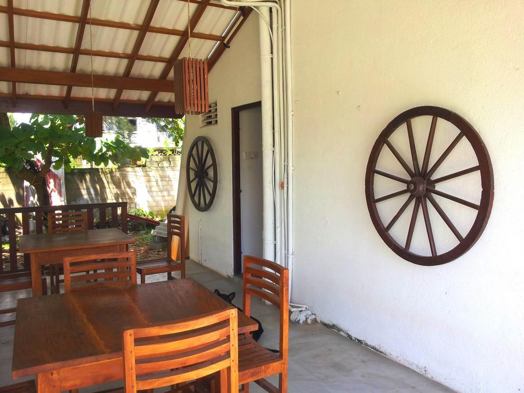 Bed and Breakfast Ceylon Surf Guest&Restaurant à Weligama Extérieur photo