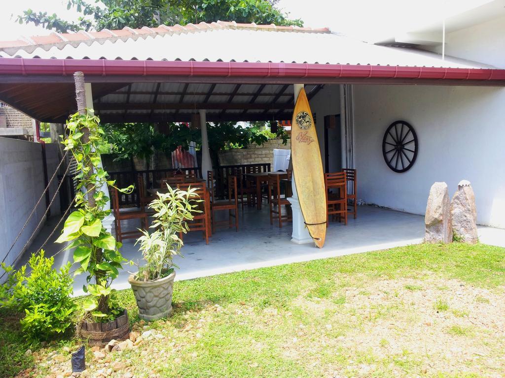 Bed and Breakfast Ceylon Surf Guest&Restaurant à Weligama Extérieur photo