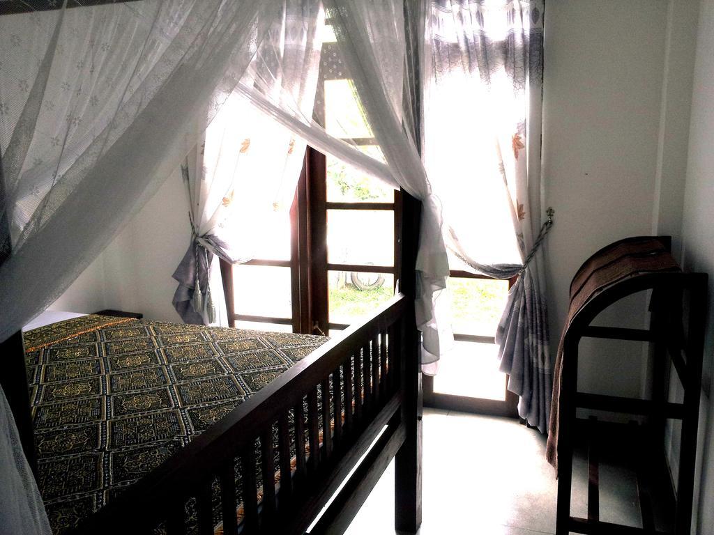 Bed and Breakfast Ceylon Surf Guest&Restaurant à Weligama Chambre photo
