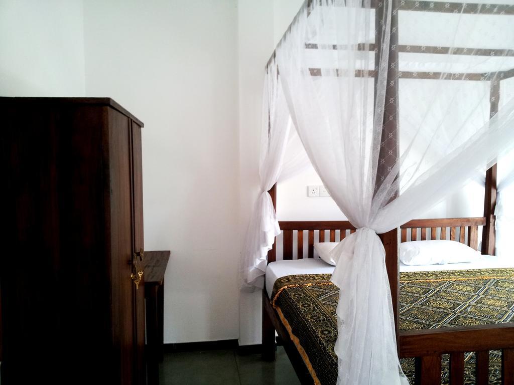 Bed and Breakfast Ceylon Surf Guest&Restaurant à Weligama Chambre photo