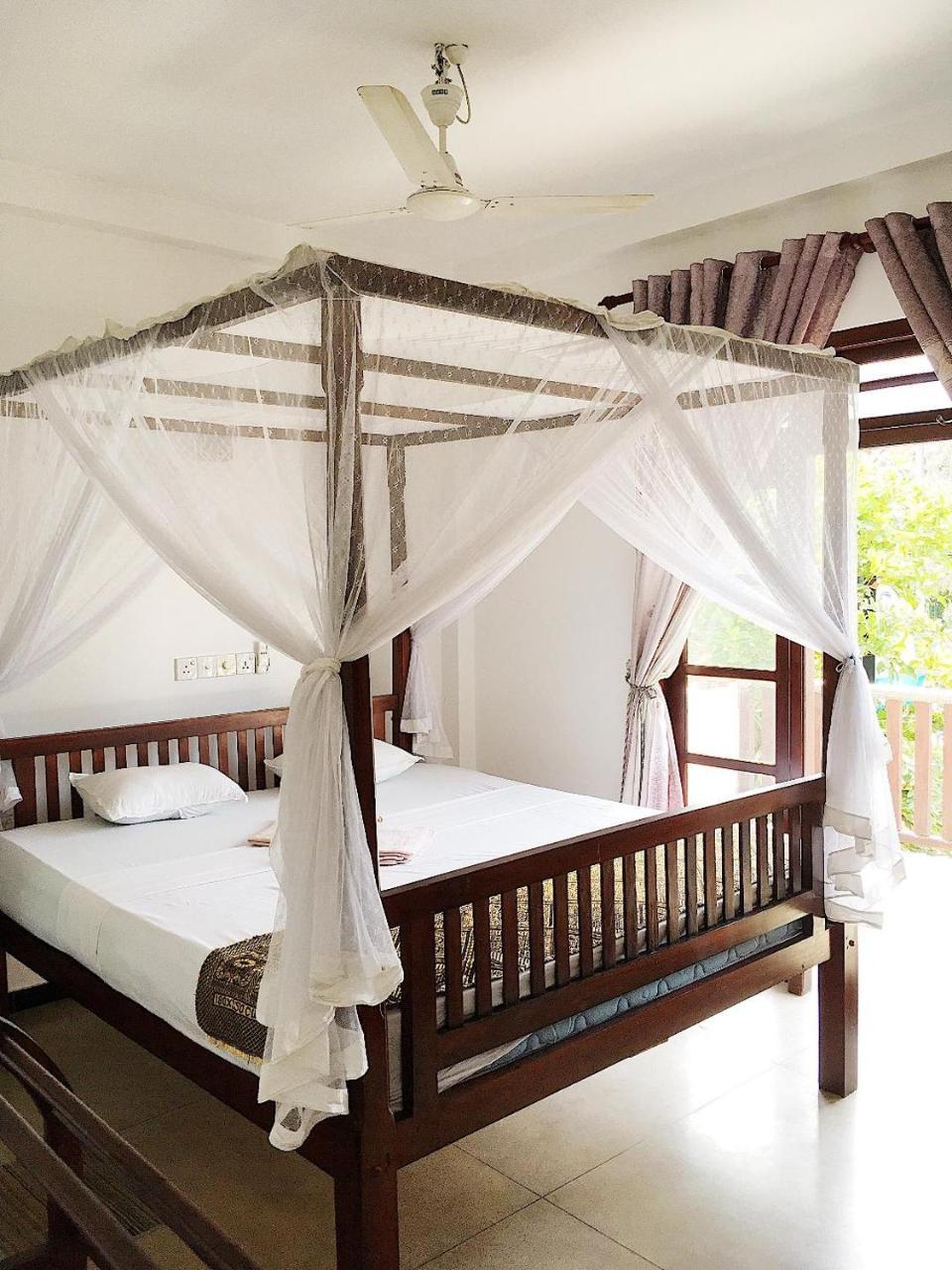 Bed and Breakfast Ceylon Surf Guest&Restaurant à Weligama Extérieur photo