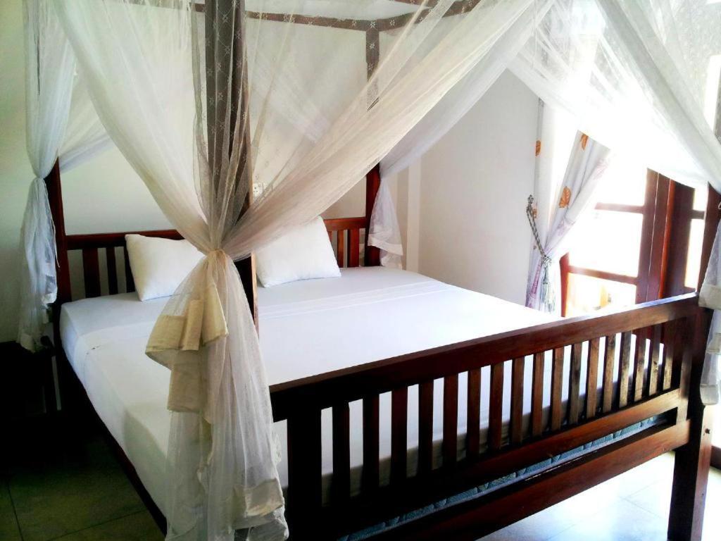 Bed and Breakfast Ceylon Surf Guest&Restaurant à Weligama Extérieur photo